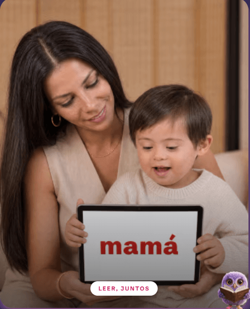 Mamá e hijo con síndrome de Down leyendo juntos con el método Troncoso